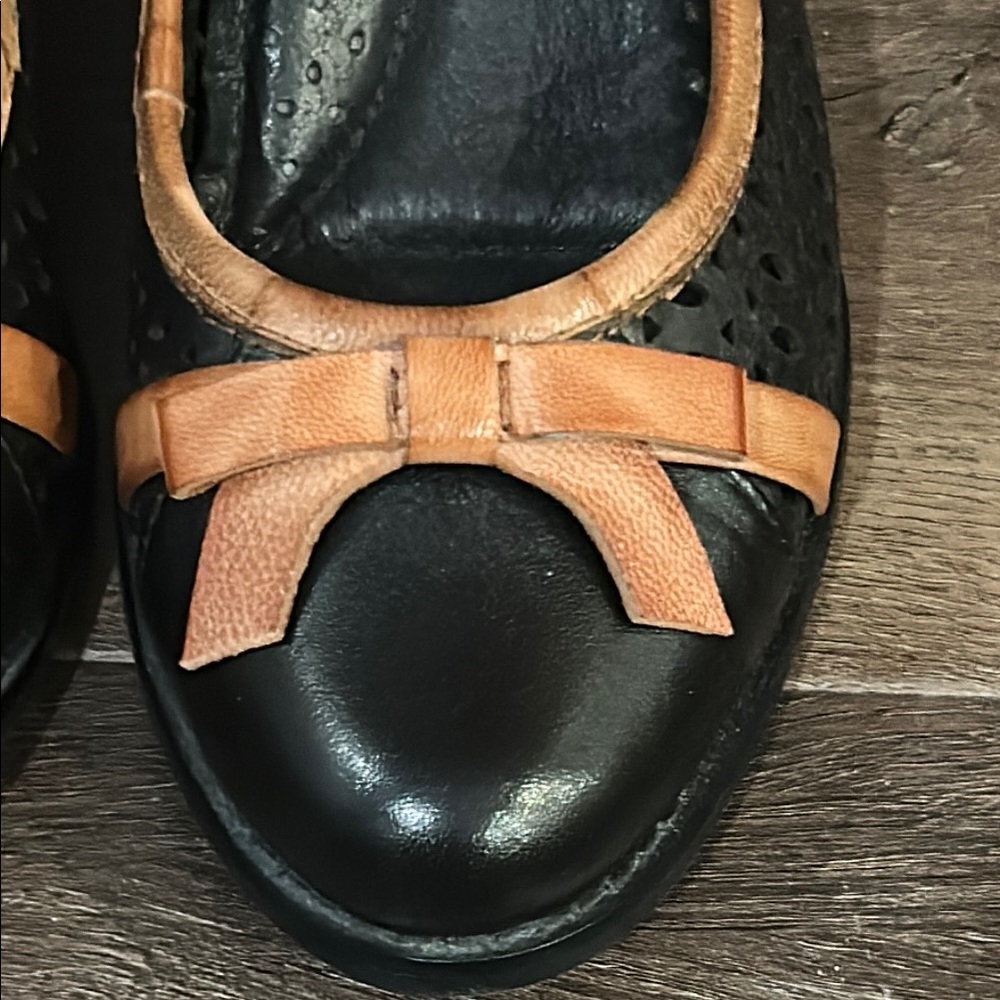 Elegant Black and Tan Heels with Bow Accent. Leather. - Picture 3 of 8